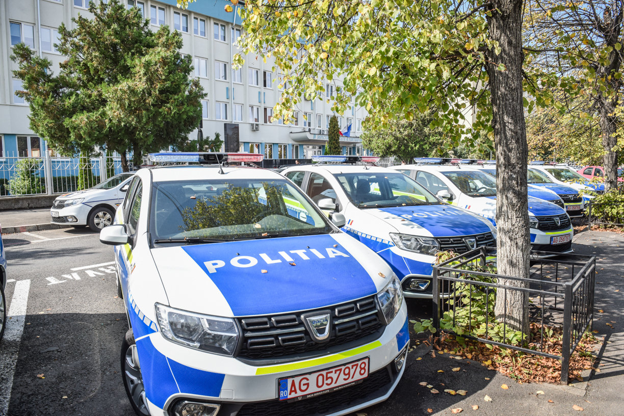 A fost prins hoțul care a furat bunuri din mașina de poliție parcată în fața sediului IPJ din Sibiu