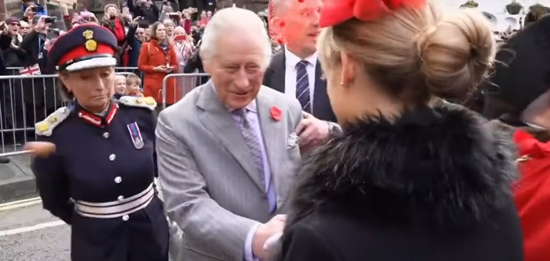 Un student a aruncat cu ouă în direcţia regelui Charles al III-lea. Tânărul nu mai are voie cu acest produs în public