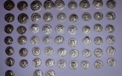 Două tezaure cu monede antice valoroase au fost descoperite de detectoriștii autorizați din Alba