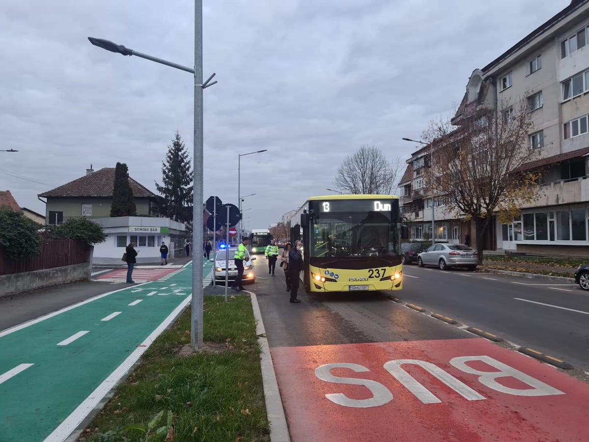 FOTO Femeie de 86 de ani luată cu SMURD-ul din autobuz, pe Calea Dumbrăvii. A căzut în urma unui viraj brusc