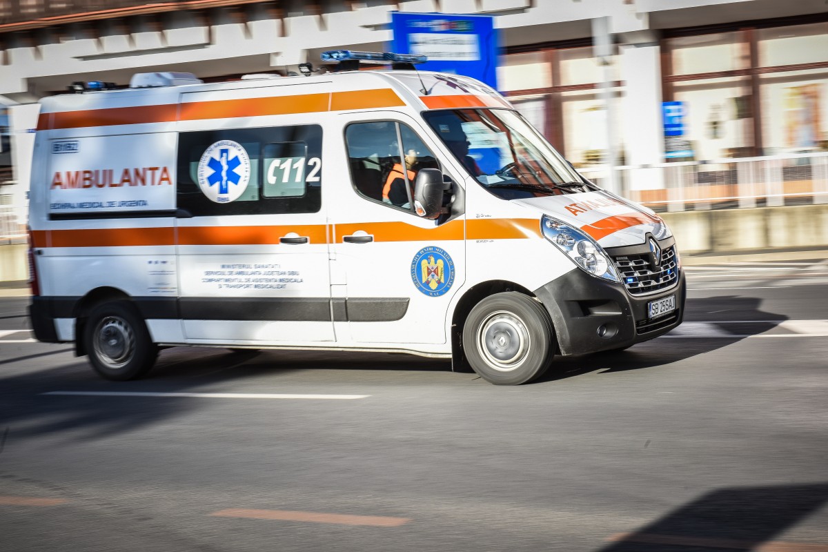 Fată de 10 ani, lovită pe trecere. Șoferul a fugit de la locul accidentului