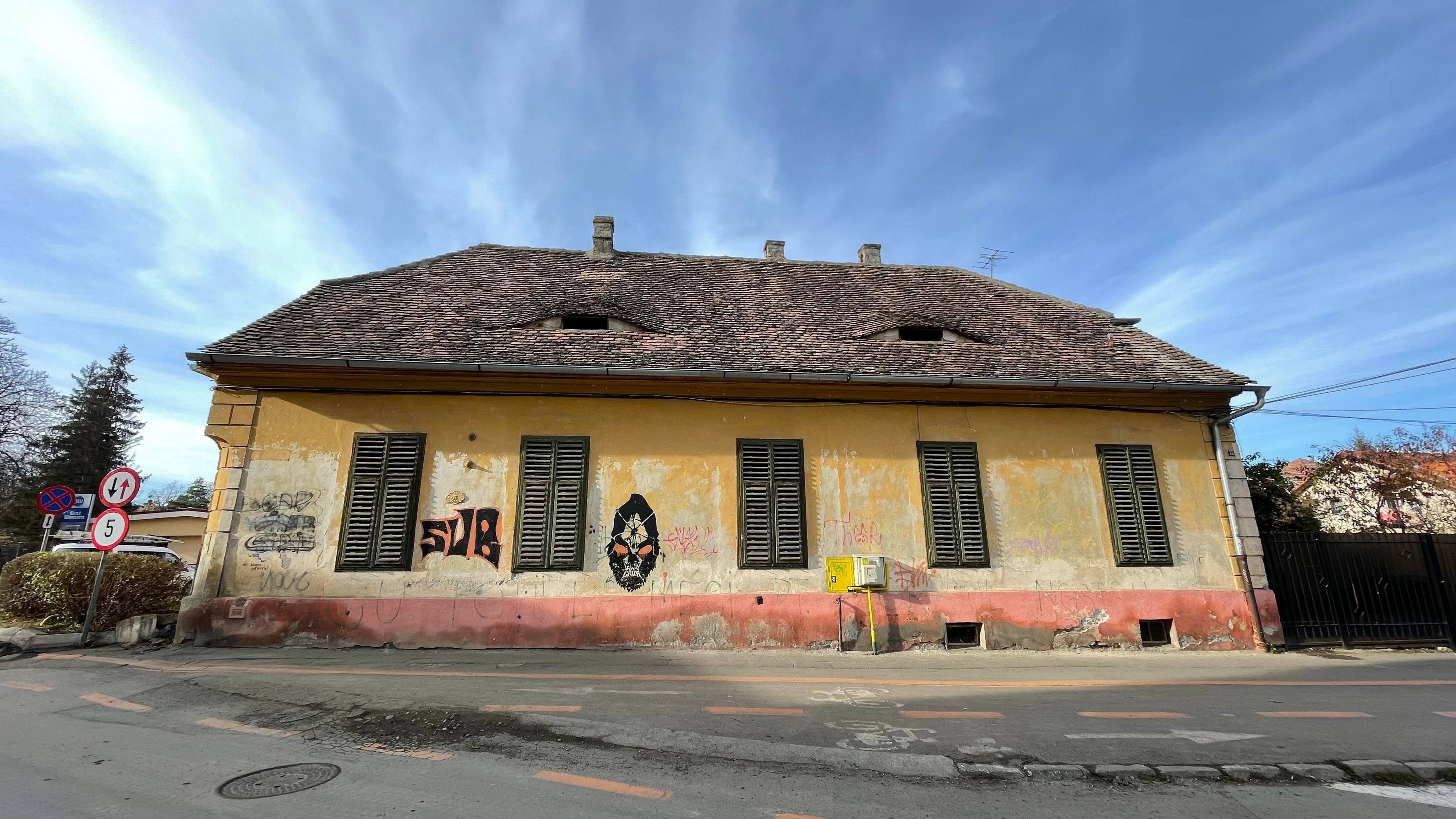 „Casa cade singură”. Proprietarul uneia dintre cele mai vechi clădiri de pe Școala de Înot vrea s-o demoleze. Direcția pentru Cultură nu-i dă voie