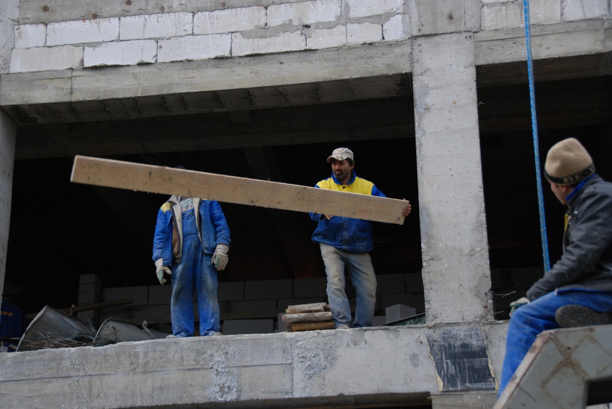Prefectura Sibiu, răspuns la articolul referitor la muncitorii din Bangladesh ”vânduți ca sclavi”: ”Din 124 de contracte de muncă nu avem nicio plângere”