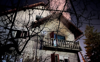 FOTO Incendiu în Sibiu, pe strada Simion Mehedinți. A ars etajul unei case