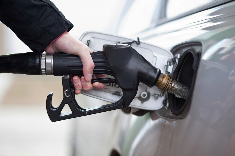 Deputaţii au aprobat reducerea preţului la carburanţi cu 50 de bani până la 31 decembrie