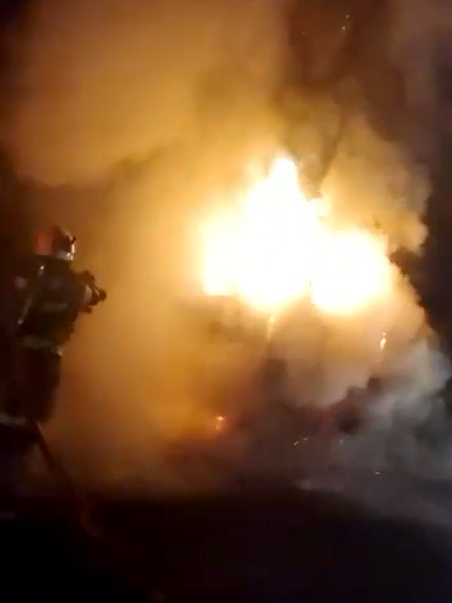 Un camion frigorific a luat foc azi noapte pe DN 1, la Arpașu de Jos