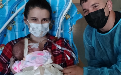 „Nu mai băgăm încă un incubator în priză pentru ea”. Refuzată de mai multe spitale din țară, o mămică de prematur a născut la Sibiu