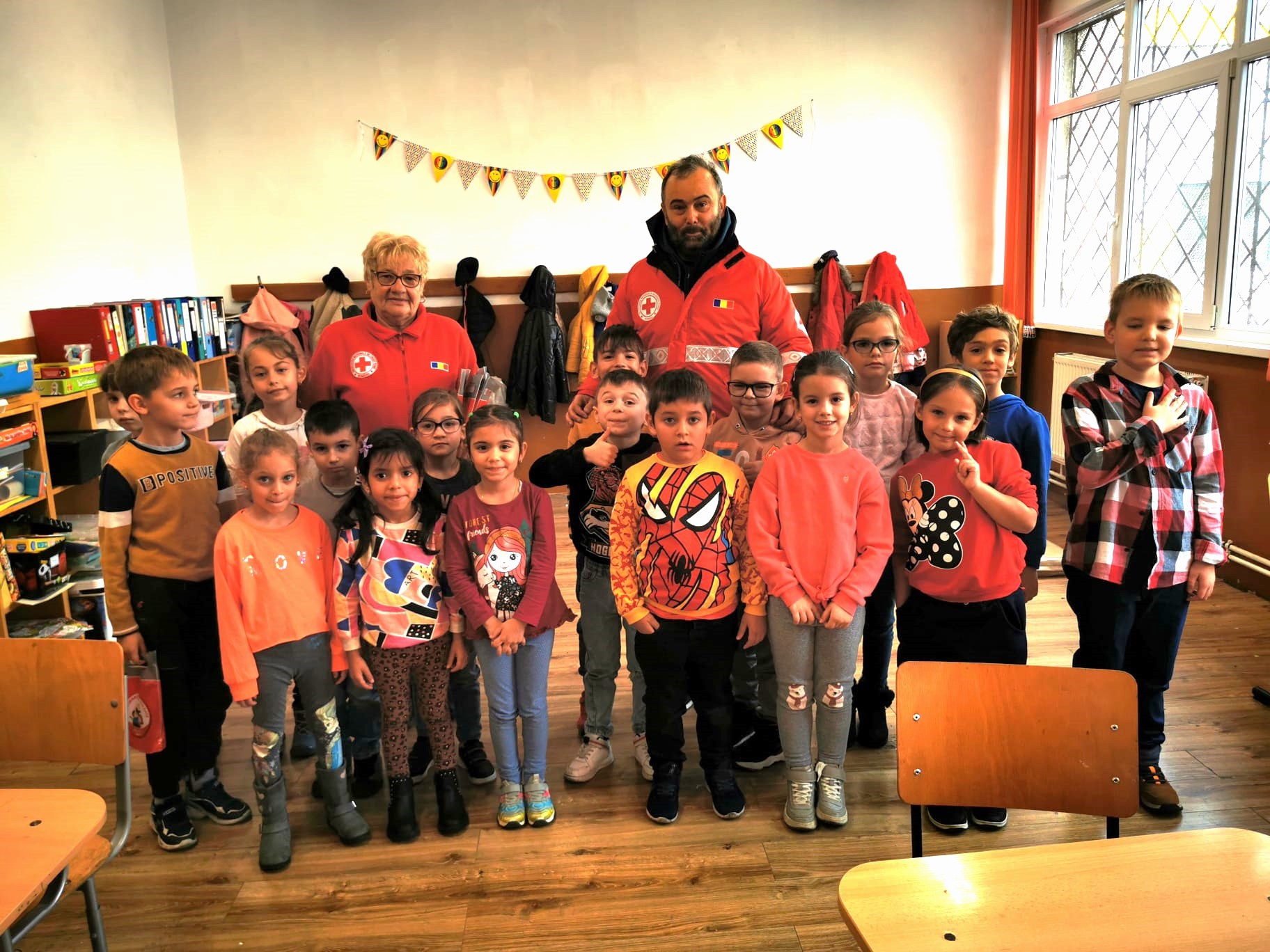 Peste 7.400 de copii din județul Sibiu învață să se spele corect pe dinți alături de voluntarii Crucii Roșii