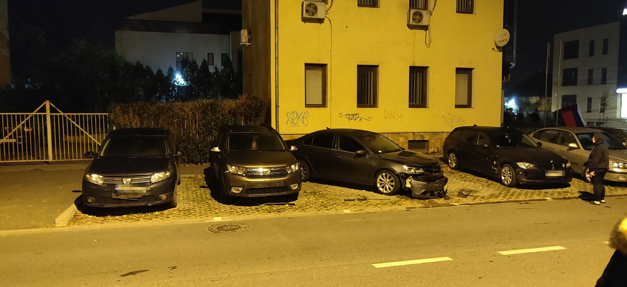 Un șofer neatent a pierdut controlul volanului și a lovit 4 mașini parcate, pe Mirăslău