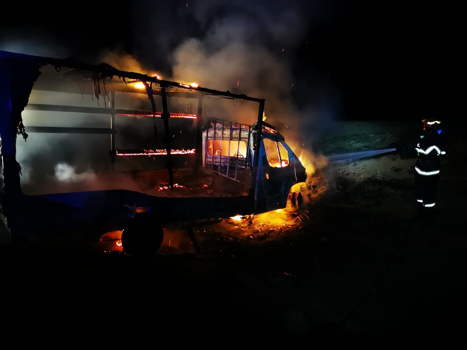 Incendiu în Poiana Sibiului: o mașină a luat foc