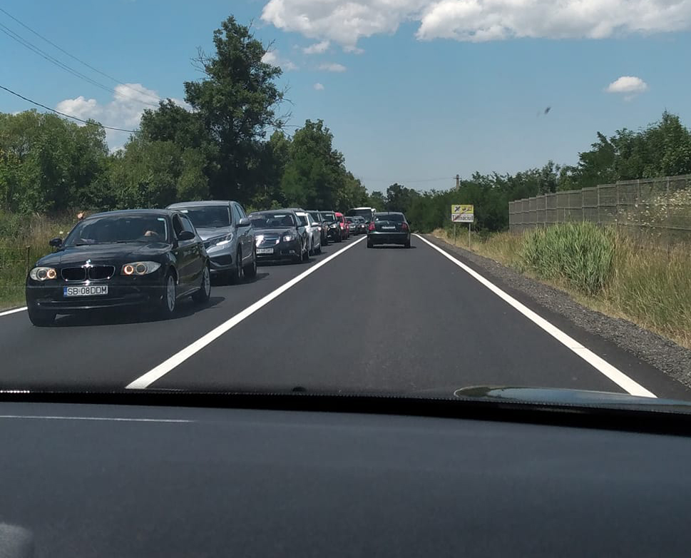Trafic îngreunat pe Valea Oltului, în zona localității Boița. Se toarnă asfalt pe sensul de mers Vâlcea – Sibiu