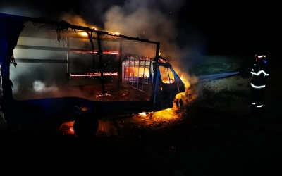 Incendiu în Poiana Sibiului: o mașină a luat foc