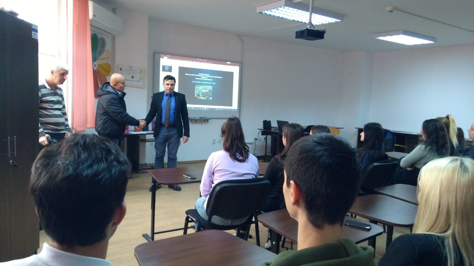Sesiuni științifice despre Holocaust, desfășurate la Liceul „Gheorghe Lazăr” din Avrig. Proiectul este susținut de un institut american