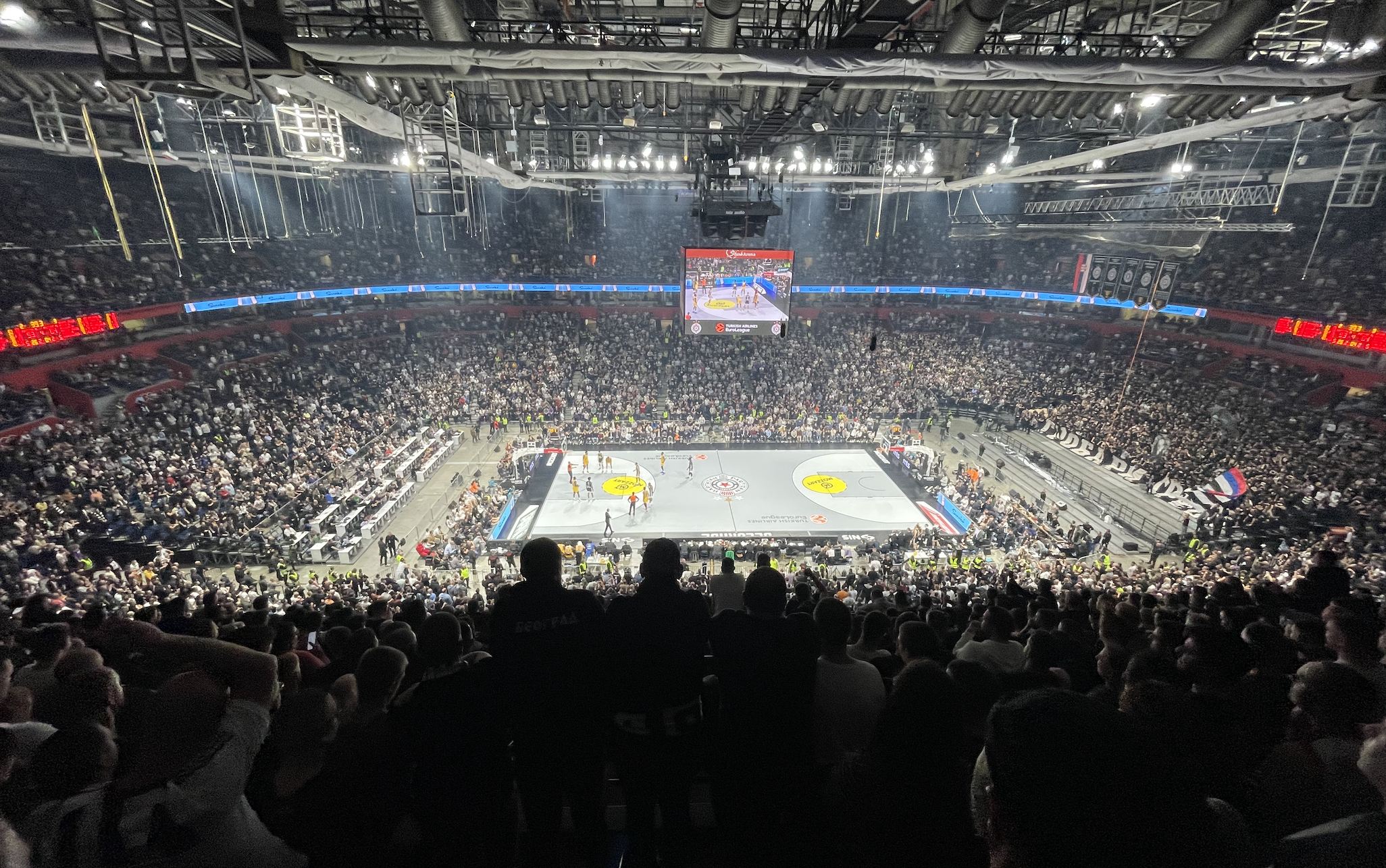 Reportaj: Partizan-Maccabi, în templul baschetului din Serbia. 20.000 de fani și-au purtat favoriții spre victorie