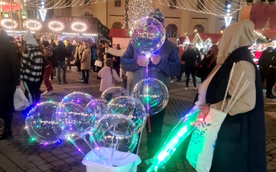 Val de vânzători ilegali în centrul Sibiului, după deschiderea Târgului de Crăciun. Comercianții din Piața Mare au sesizat Poliția Locală