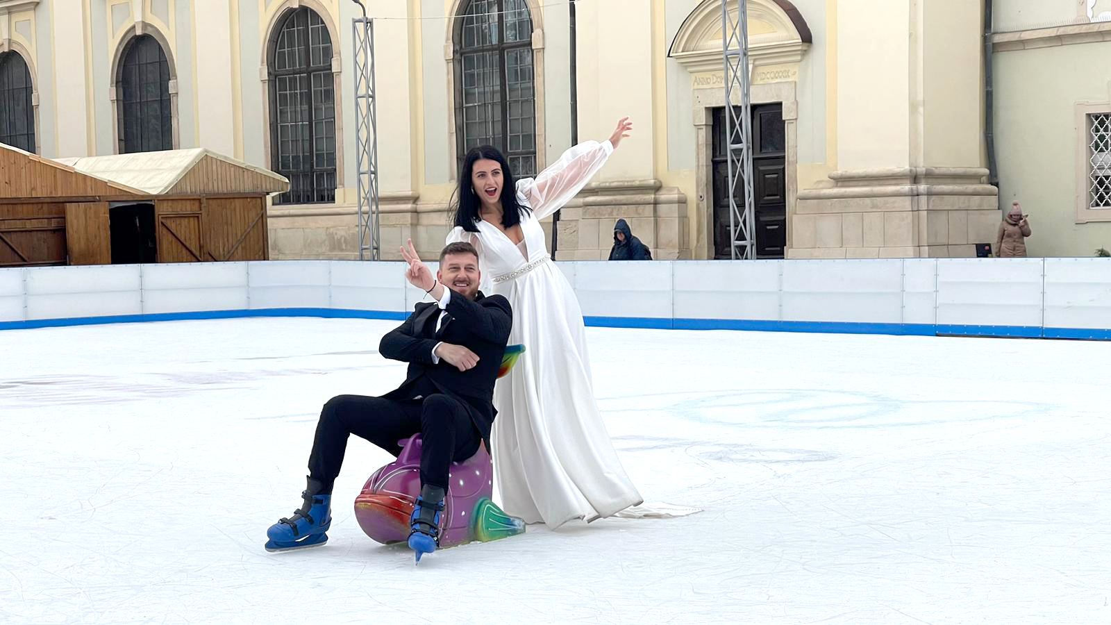 Iubire pe patinoarul din Piața Mare: Doi tineri din Teleorman au sărbătorit patru ani de căsătorie. „M-a cerut de soție la Sibiu”