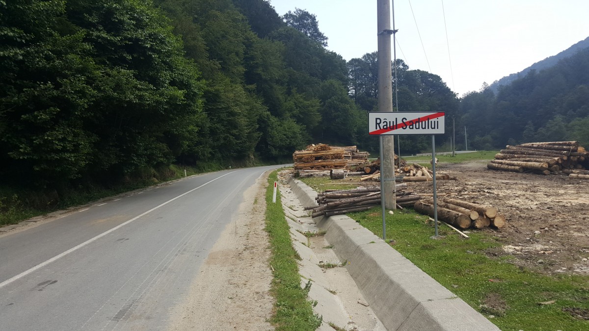 Asfalt în munți: Condiția pusă de primarul din Sadu pentru modernizarea unui tronson din drumul care leagă Mărginimea Sibiului de Țara Oltului