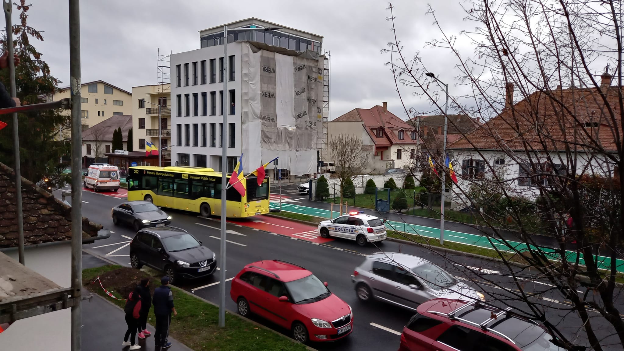 Un alt autobuz implicat într-un accident pe Calea Dumbrăvii. A venit ambulanța, însă nu au fost răniți