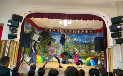 Spectacol motivațional pentru elevii Școlii Gimnaziale ,,Badea Cîrțan”. „Inspiră copiii, tinerii și pe oricine vrea să își afle talentul”