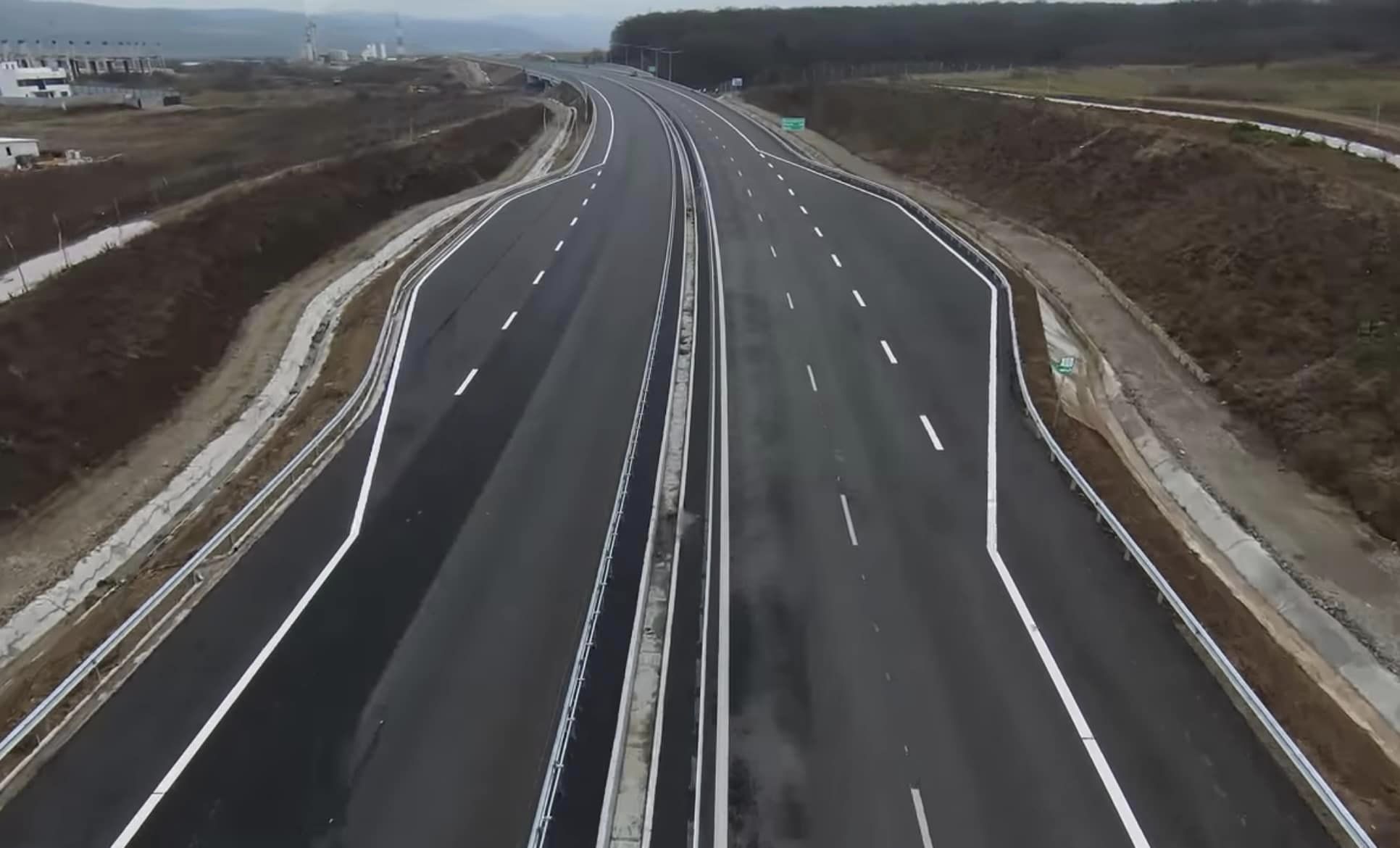 Cum arată șantierul autostrăzii Sibiu-Boița, cu câteva zile înainte de inaugurare. ”Va fi dat în trafic cu 5 luni mai devreme”
