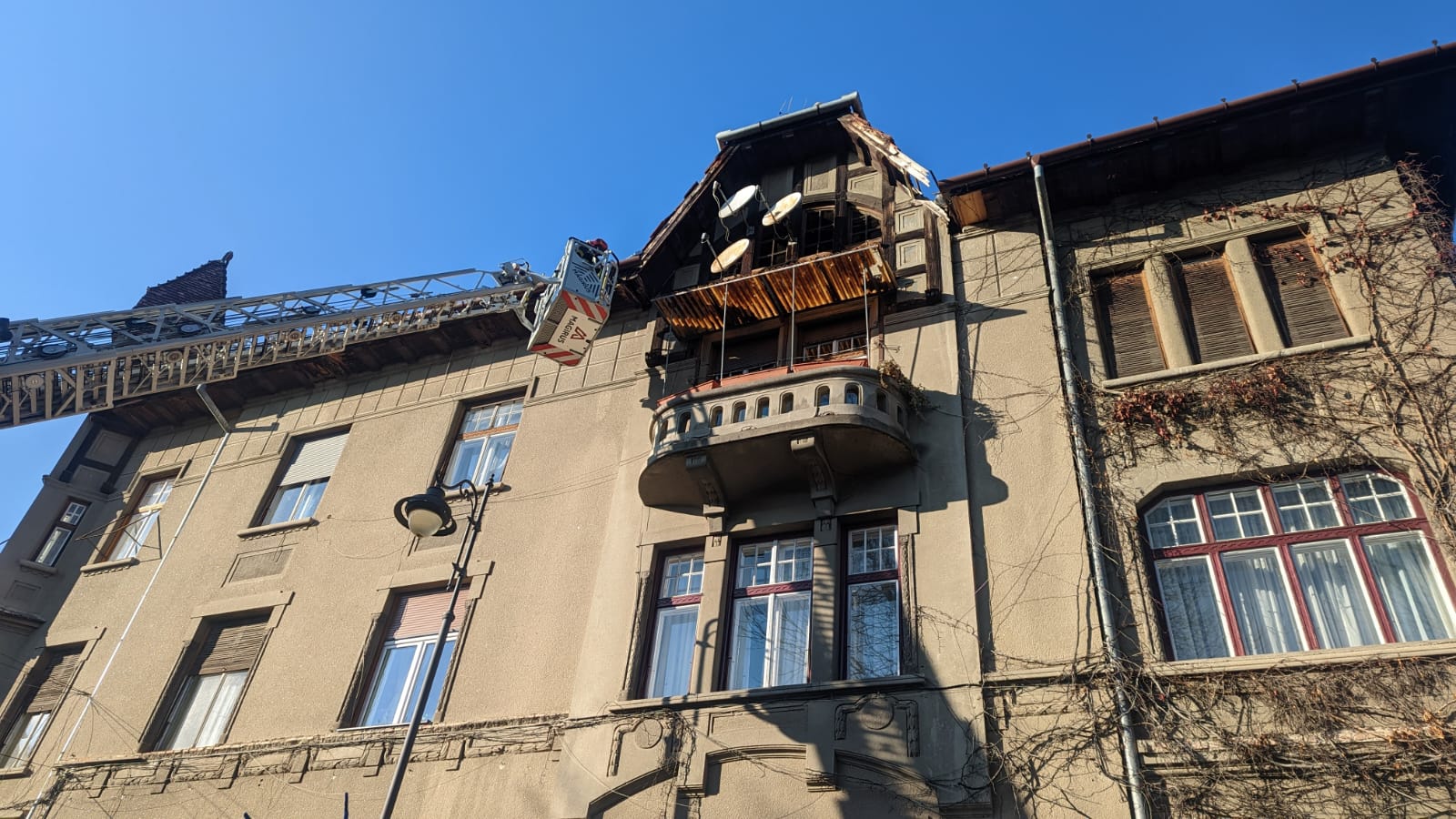 ISU a intervenit pe strada Filarmonicii pentru îndepărtarea unor bucăți de grindă de pe o casă