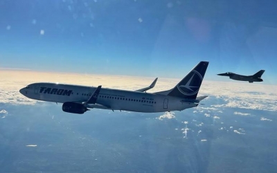 Avion TAROM, care transporta delegația NATO, escortat de avioanele F 16 ale Forțelor Aeriene Române