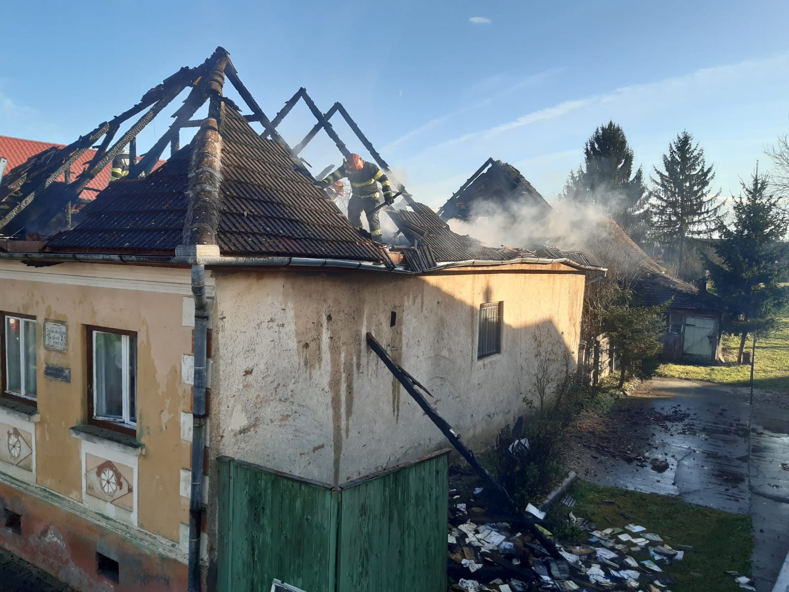 O familie din Cârța a rămas fără acoperiș pe casă: incendiu izbucnit la coșul de fum