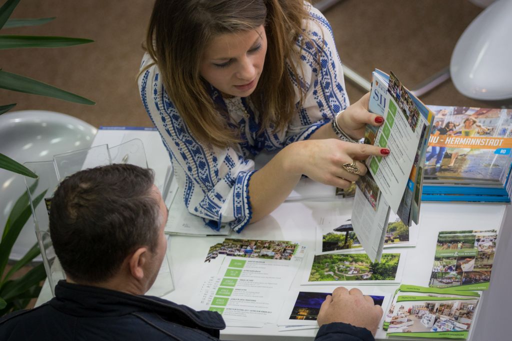 Pensiunile, hotelurile și agențiile de turism, obligate să afișeze numărul de telefon al Direcției Generale de Turism