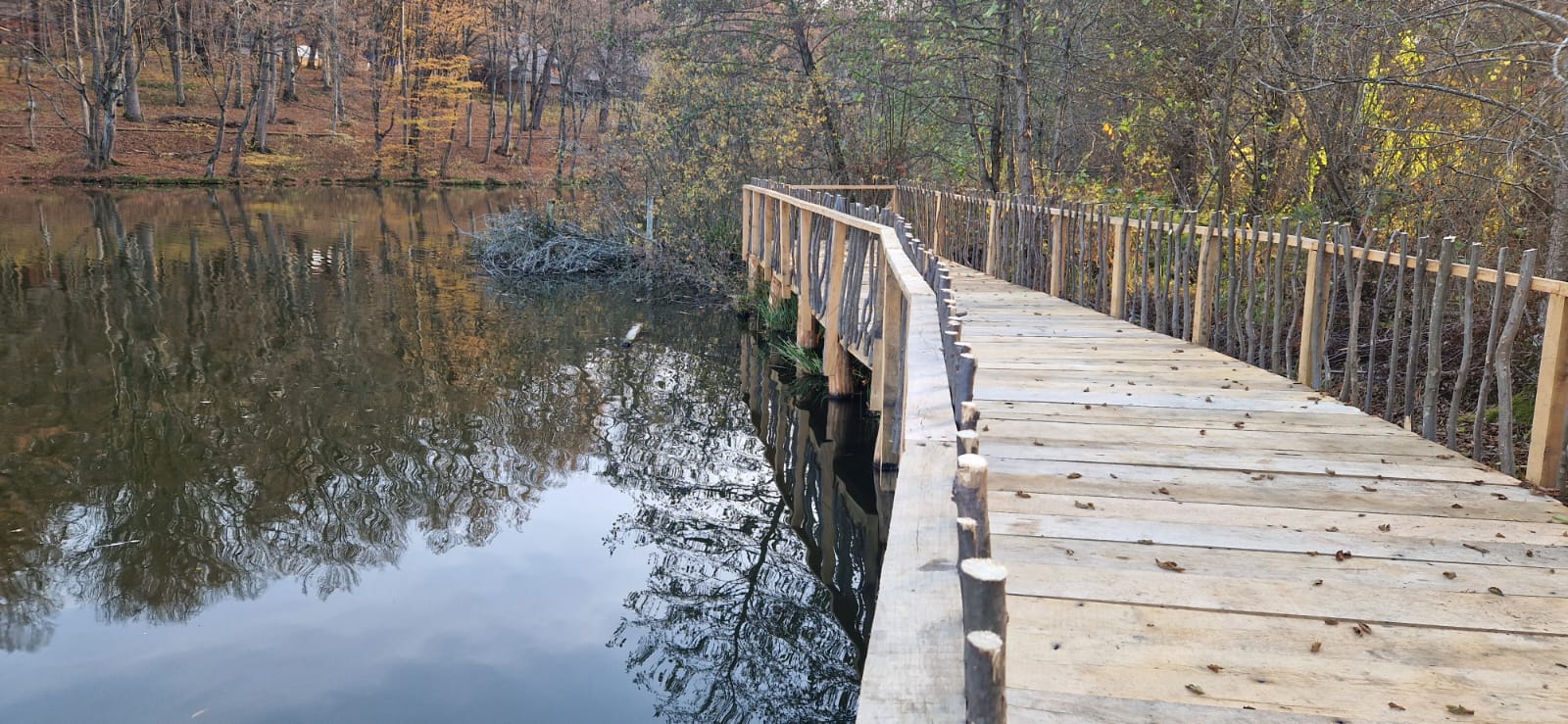 Platformă de pescuit pentru copii, pe lacul de la Muzeul Astra. Noua atracție va fi inaugurată în primăvară