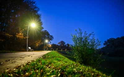 Primăria Sibiu reduce luminozitatea becurilor de pe stradă pe timpul nopții, acolo unde rețeaua este modernizată. Se renunță și la iluminatul arhitectural