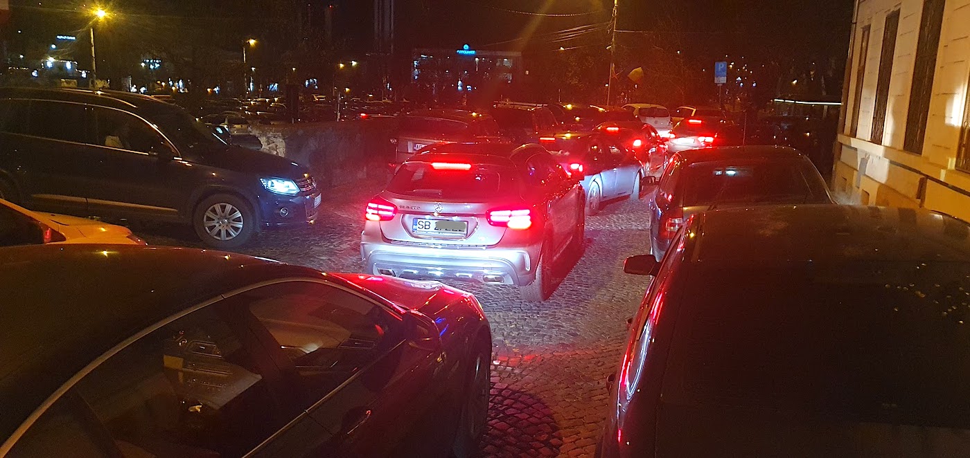 ”Am renunțat după jumătate de oră”. Centrul Sibiului a devenit o baie de mașini la începutul minivacanței