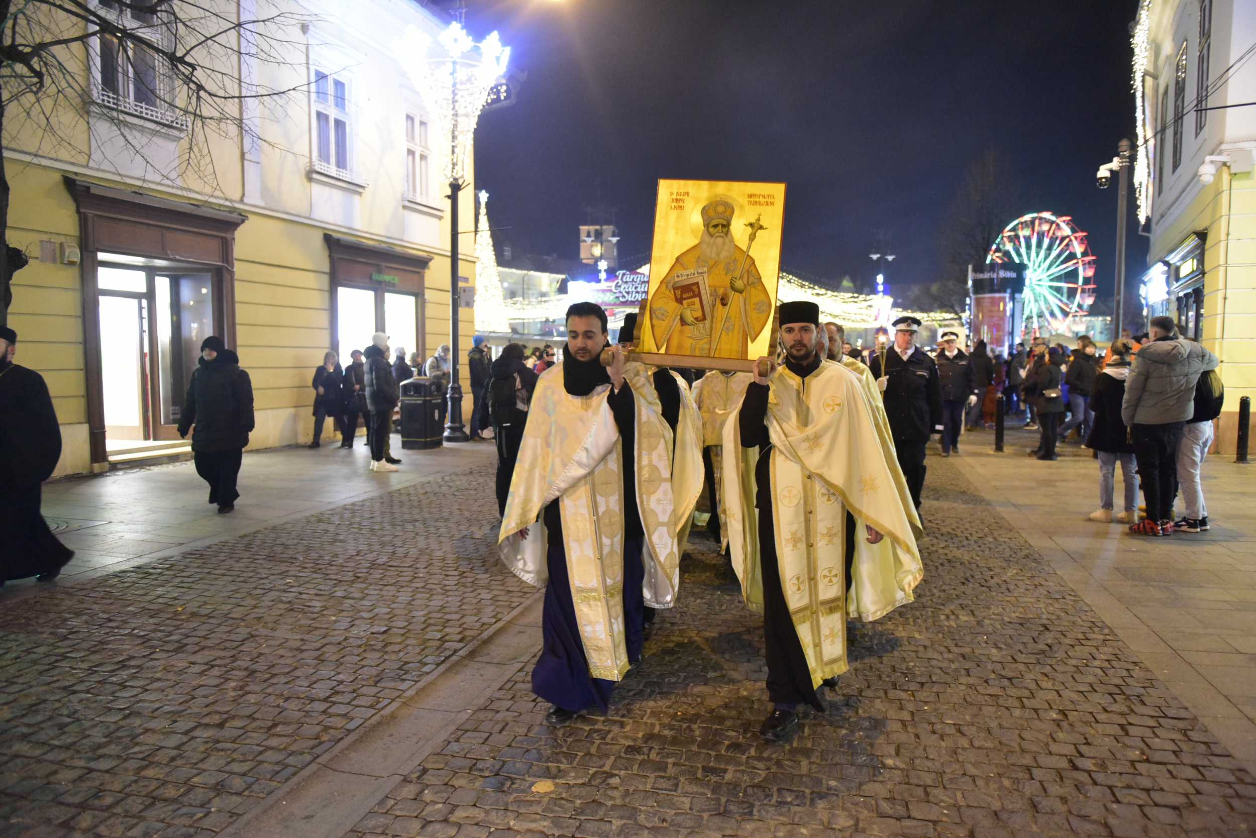 Procesiune în centrul Sibiului. De 11 ani, Sfântul Andrei Şaguna este  ocrotitorul întregului Ardeal