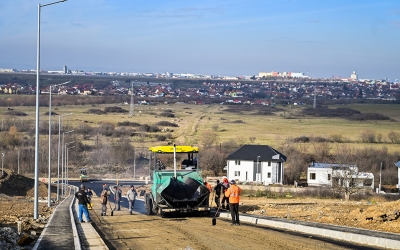 Se toarnă asfaltul pe strada Preot Bacca. Parcul din Tilișca va fi gata în primăvară