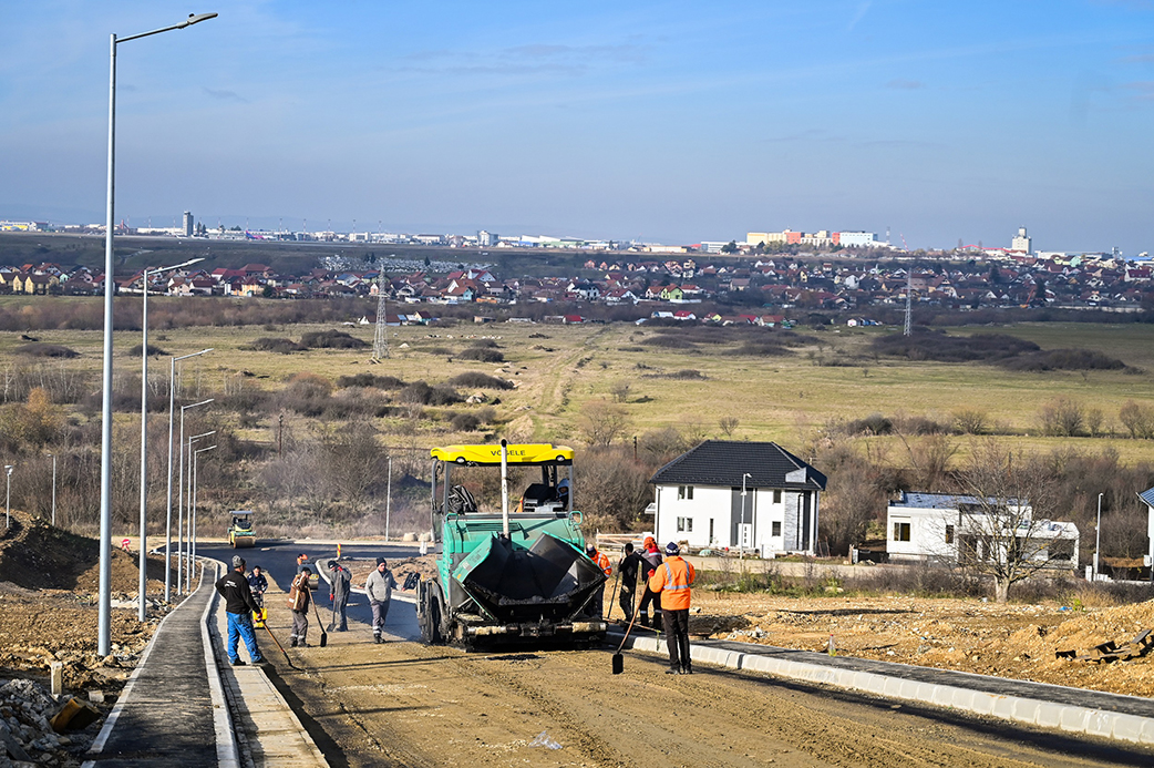 Se toarnă asfaltul pe strada Preot Bacca. Parcul din Tilișca va fi gata în primăvară
