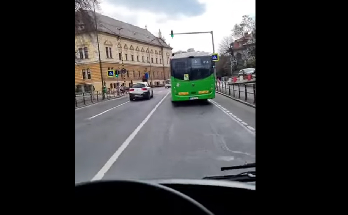 „Treaba voastră, vă băgaţi, vă riscaţi”. Un șofer de autobuz din Brașov este cercetat de poliție după ce a postat imagini pe TikTok