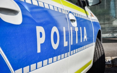 Accident în Sibiu: O șoferiță a intrat pe contrasens, apoi a lovit un gard și-o casă