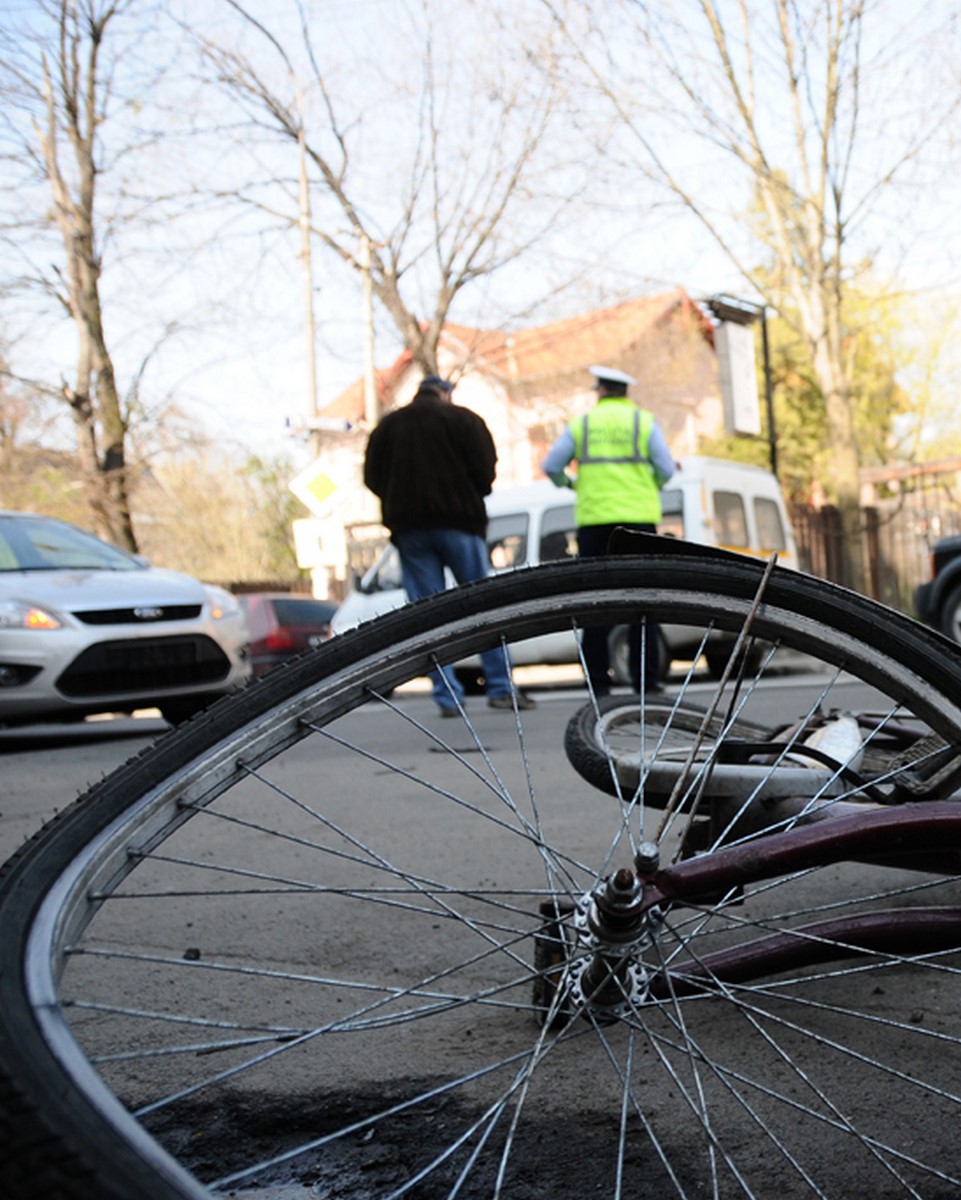 Biciclist lovit de o șoferiță pe Semaforului. A fost dus la spital