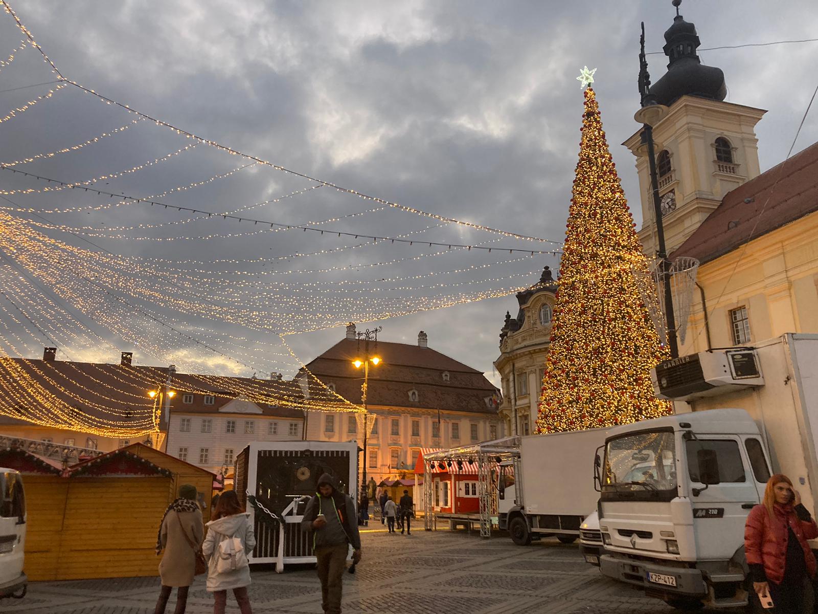 Teste pentru Târgul de Crăciun: S-au aprins luminile de sărbători în centrul Sibiului