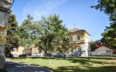 Beat, recalcitrant și agitat, un bărbat și-a amenințat fiul cu bătaia. Polițiștii au emis ordin de protecție, dar în cele din urmă l-au internat la Psihiatrie