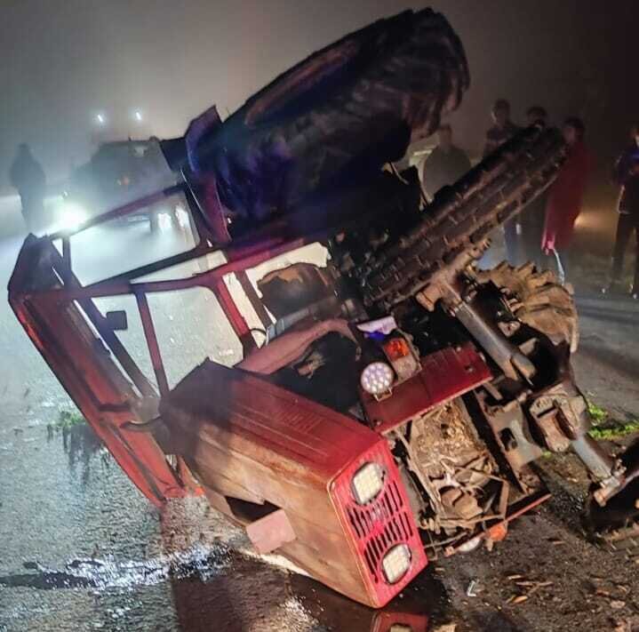 Accident din cauza ceții: șoferul unui tractor răsturnat, transportat la spital