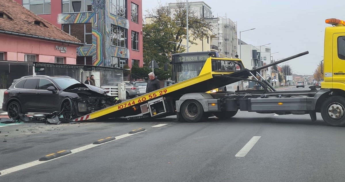 FOTO Autobuz lovit pe Calea Dumbrăvii. Tursib: ”Ambele mijloace de transport au suferit avarii considerabile”