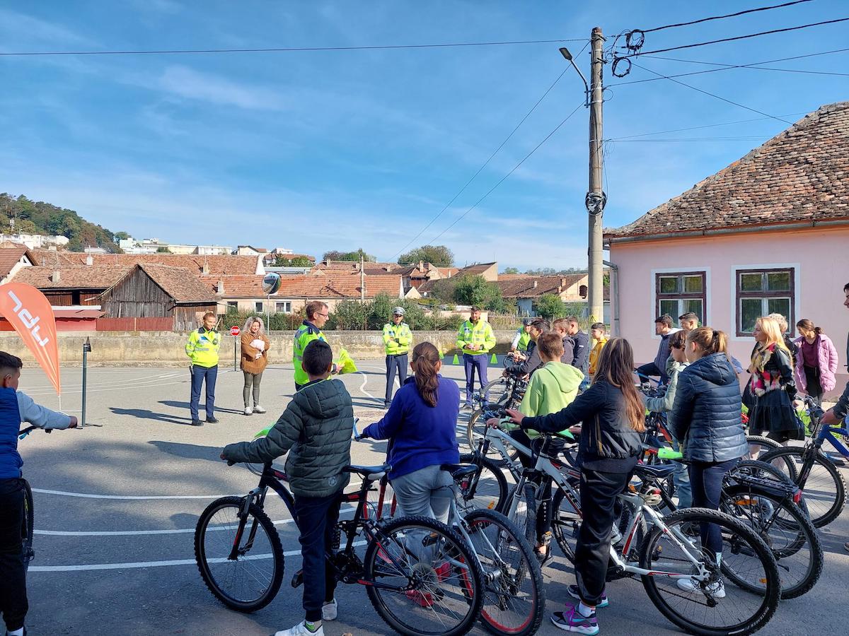 Proiectul BikeSchool a ajuns și anul acesta în școlile din Sibiu. „Deplasarea în siguranță pe bicicletă a copiilor ar trebui sa fie grija fiecărei administrații”