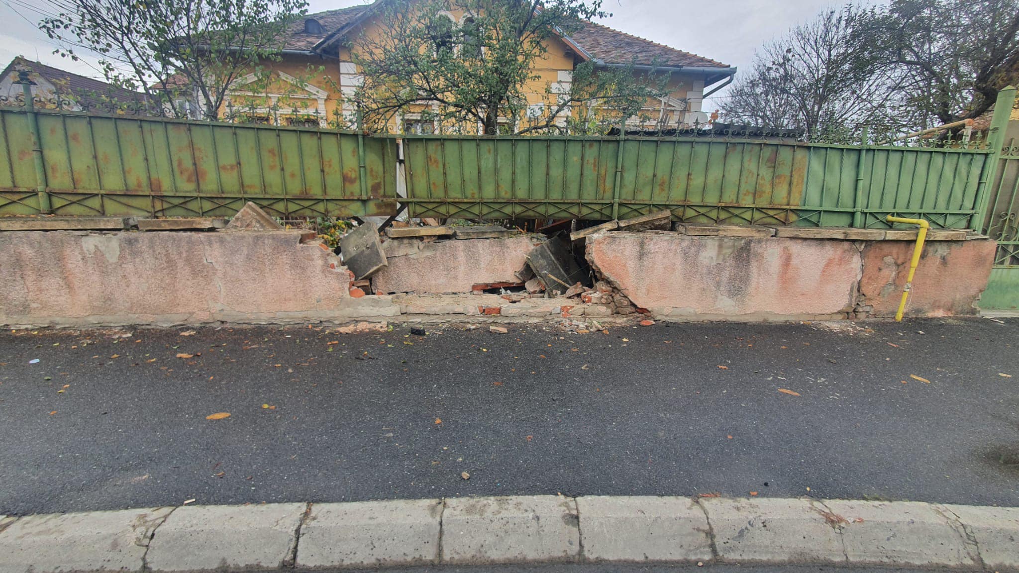 Tanc, nu mașină: Un șofer a rupt un gard pe o stradă din Sibiu, apoi a plecat