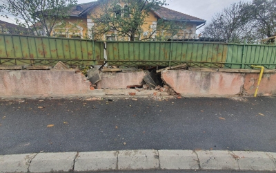 Tanc, nu mașină: Un șofer a rupt un gard pe o stradă din Sibiu, apoi a plecat