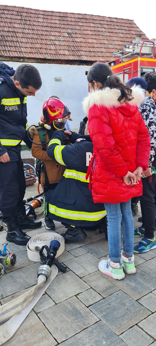 O zi de școală altfel pentru elevii din Dobîrca. Au primit vizita serviciilor de urgență