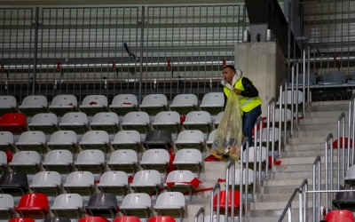 Ce nu s-a văzut la deschiderea stadionului: Mai mulți angajați Soma s-au apucat să facă curat în peluză, la finalul meciului