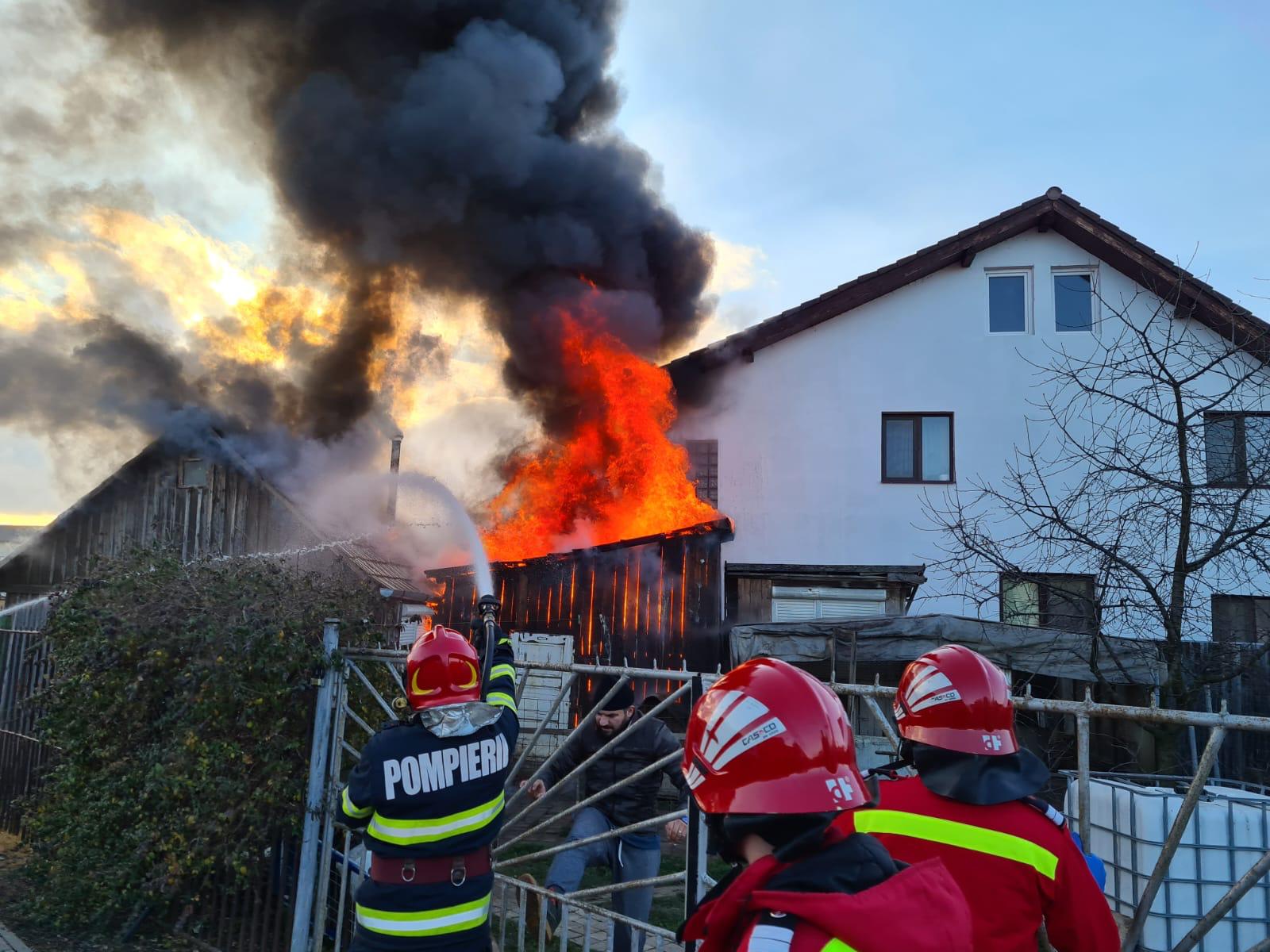 Au vrut să afume carne, dar erau aproape de a da foc la casă. Incendiu la o locuință din Șelimbăr