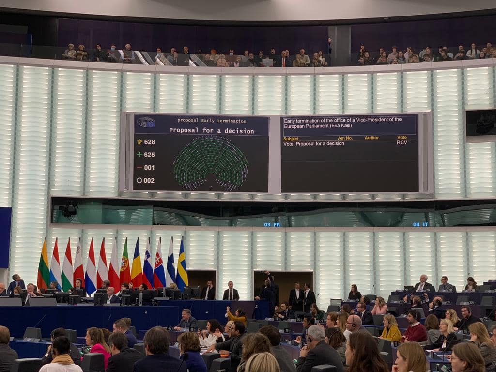 Parlamentul European a votat pentru demiterea Evei Kaili din funcţia de vicepreşedinte. Ea a negat că a primit mită de la Qatar