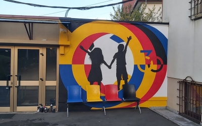 Consulatul Germaniei a inaugurat prima lucrare de artă stradală: o fată şi un băiat se țin de mână în mijlocul unor cercuri în culorile României şi ale Germaniei