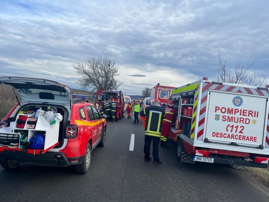 Din cauza vitezei. O femeie din mașina care circula regulamentar a murit pe loc în accidentul de la Cornățel